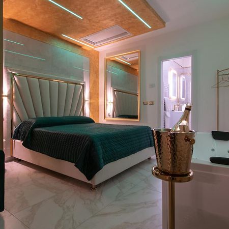 Fashion Apartment Gold Bologna With Jacuzzi & Car Garage Exterior photo