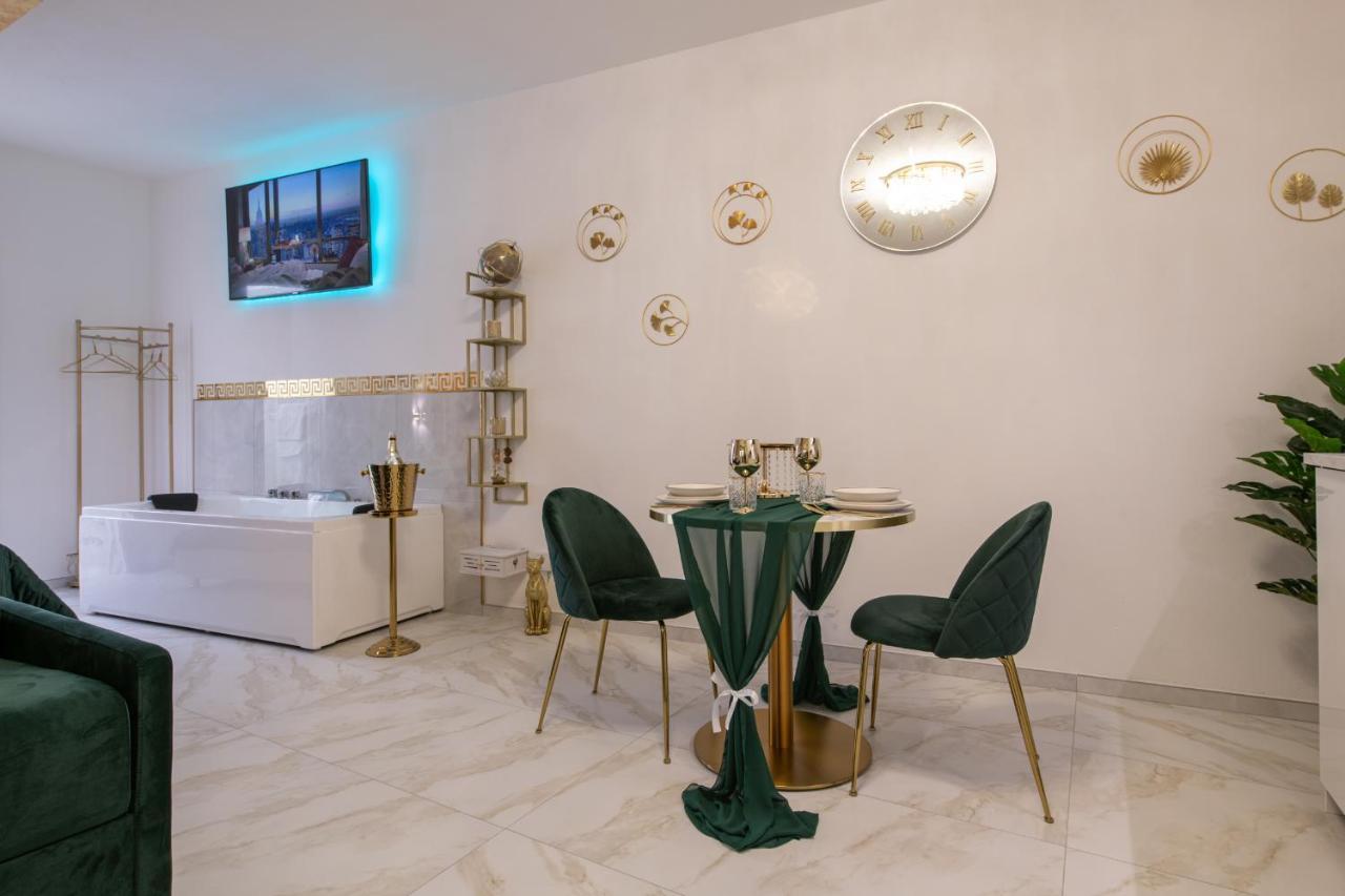 Fashion Apartment Gold Bologna With Jacuzzi & Car Garage Exterior photo