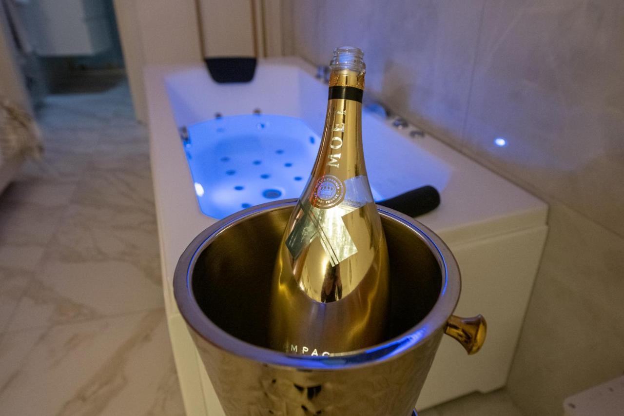 Fashion Apartment Gold Bologna With Jacuzzi & Car Garage Exterior photo
