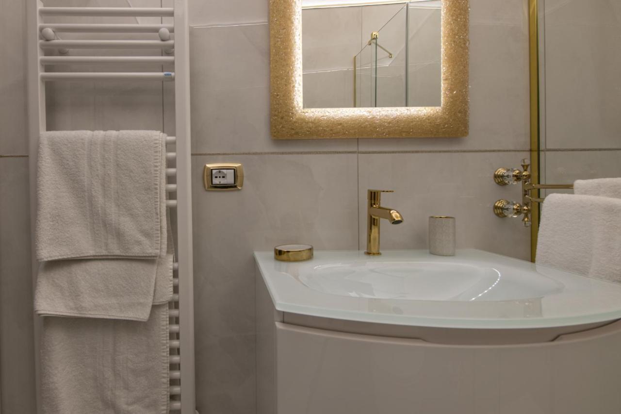 Fashion Apartment Gold Bologna With Jacuzzi & Car Garage Exterior photo
