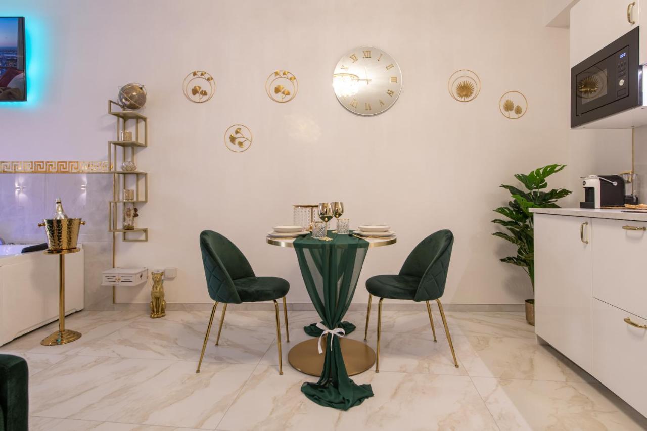 Fashion Apartment Gold Bologna With Jacuzzi & Car Garage Exterior photo